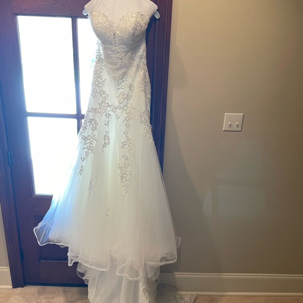 Beautiful ivory wedding gown. 
Essence of Australia Emmett 14 US